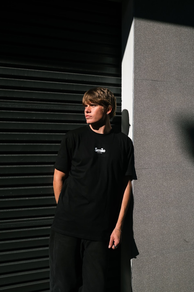 BLACK SMILE TEE