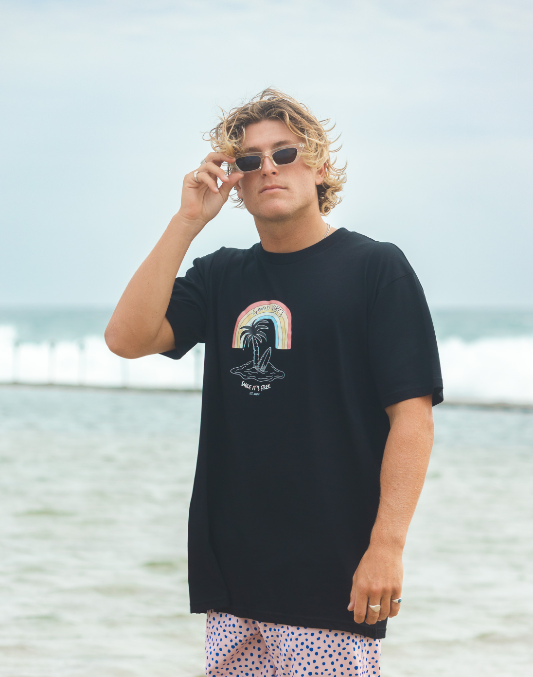 BLACK RAINBOW TEE