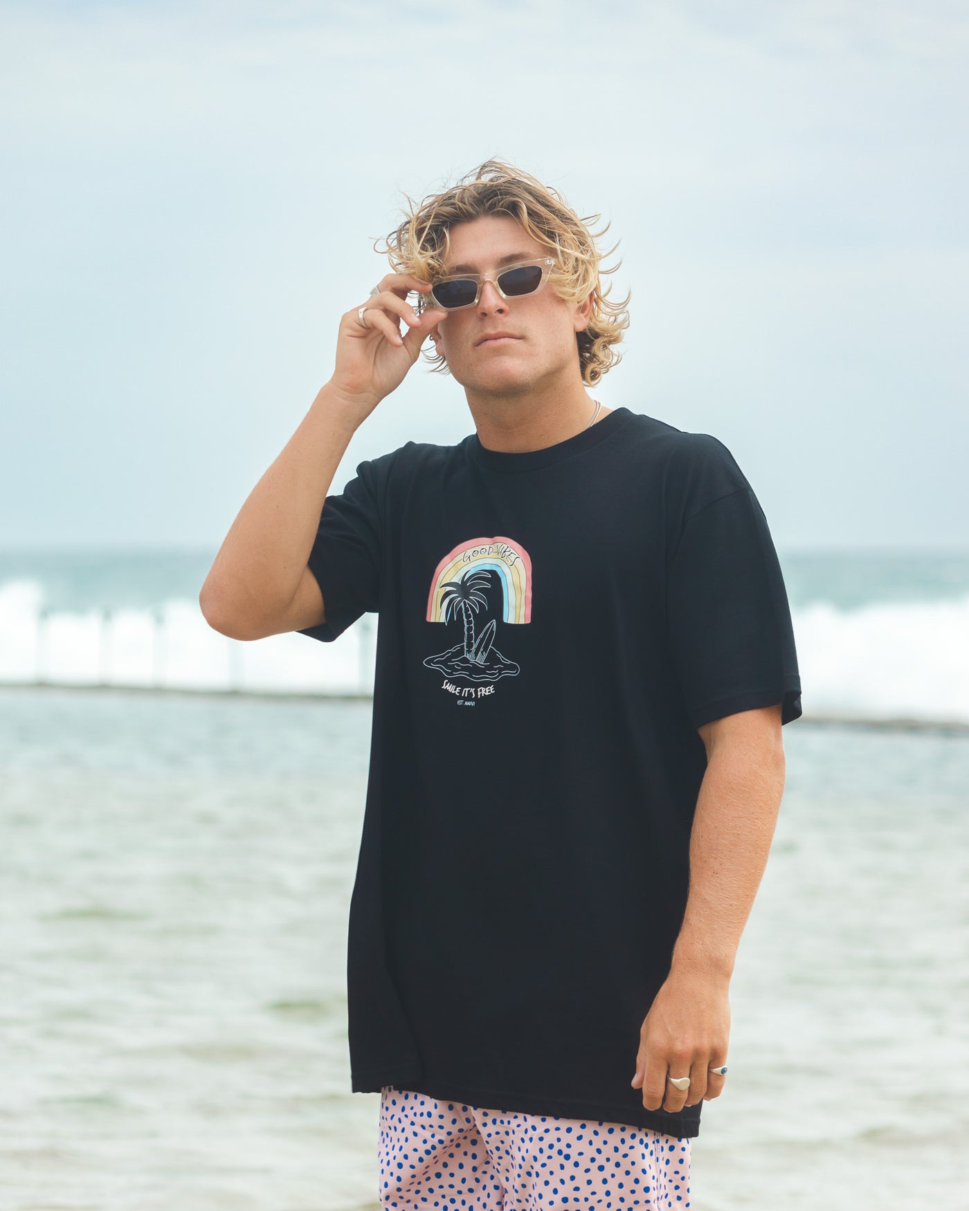 BLACK RAINBOW TEE